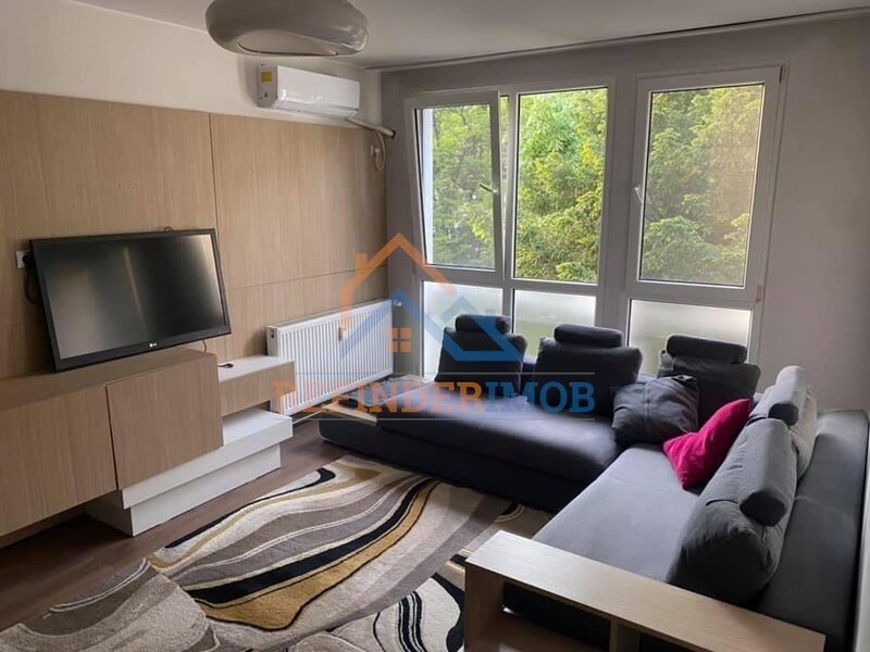 Titan Apartament de vanzare cu 3 camere, zona Titan - Piata Minis
