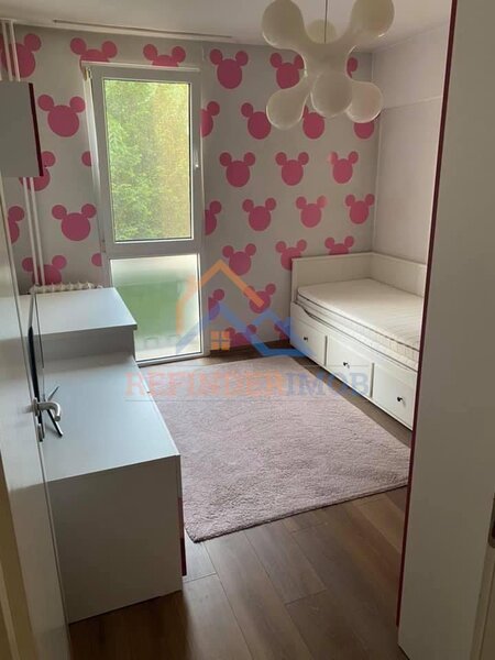 Titan Apartament de vanzare cu 3 camere, zona Titan - Piata Minis