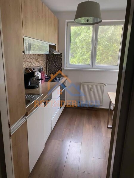 Titan Apartament de vanzare cu 3 camere, zona Titan - Piata Minis